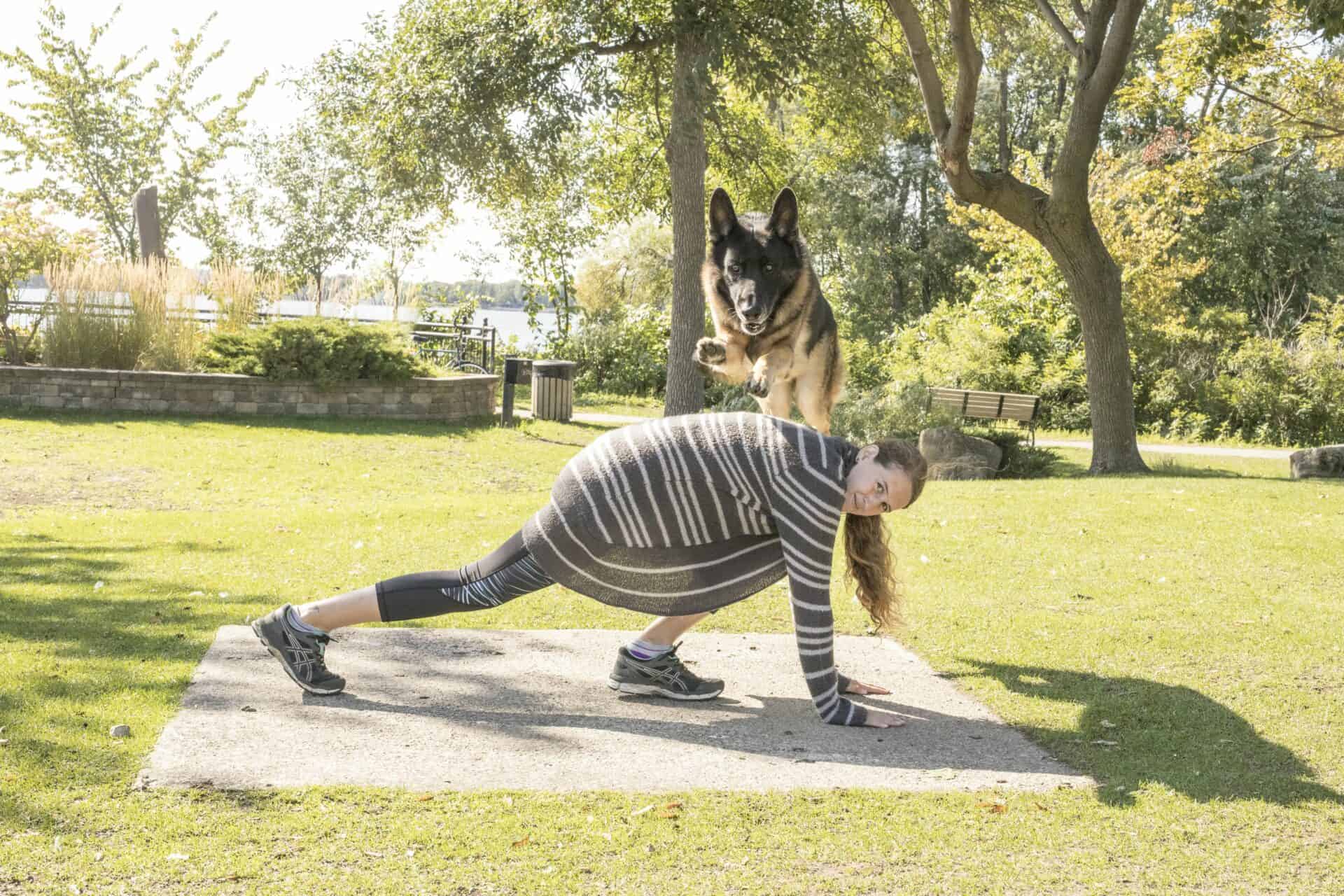 Fanny Beaudet, spécialiste en dressage canin et comportementaliste de chien, et son chien qui saute par-dessus elle.